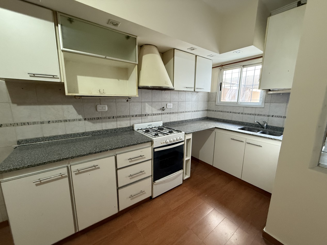 3 ambientes con patio y cochera en alquiler