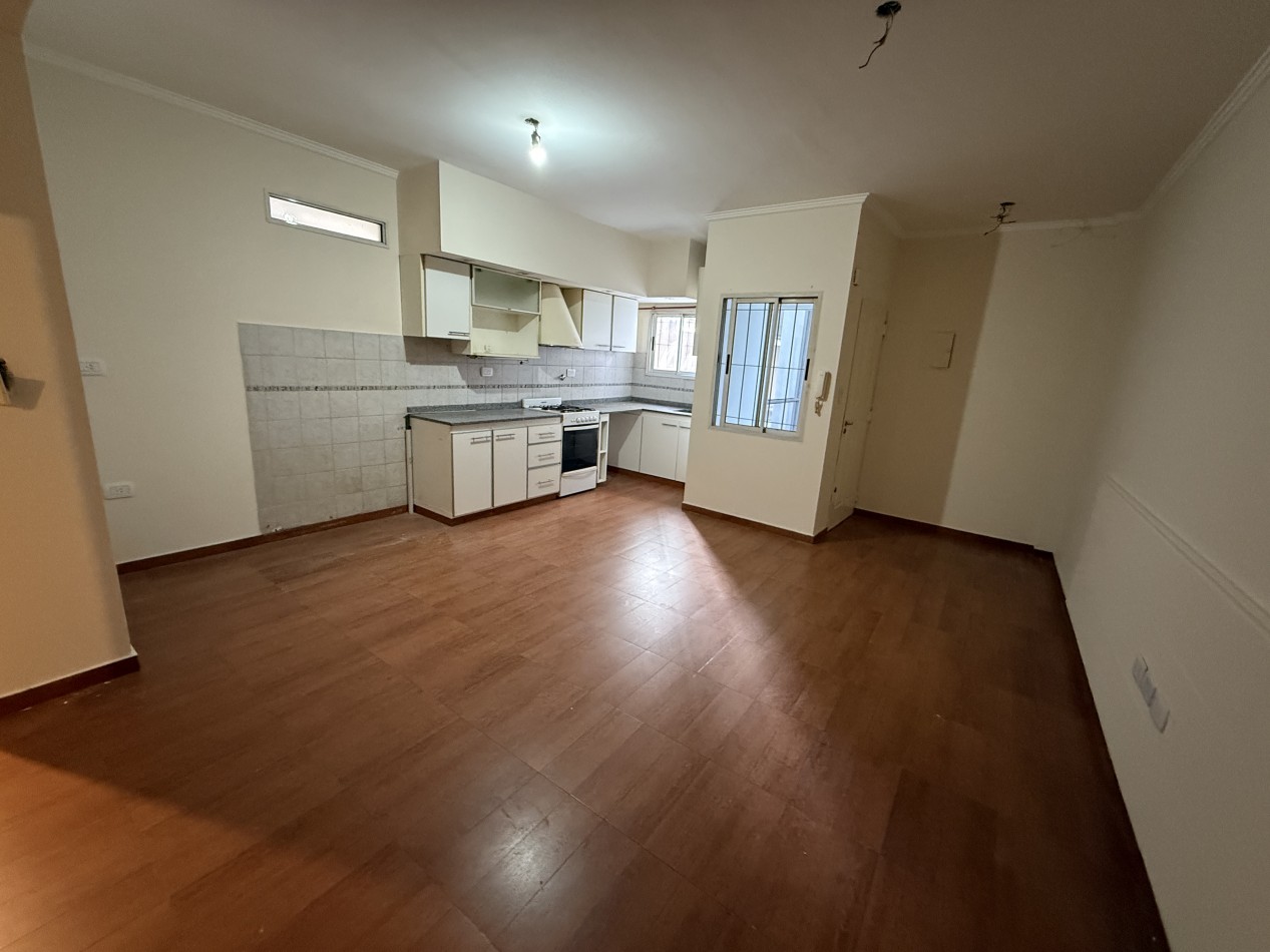 3 ambientes con patio y cochera en alquiler
