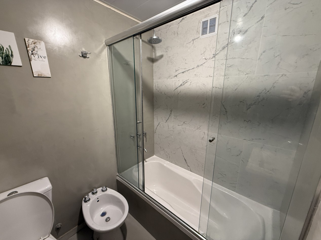 3 ambientes con patio y cochera en alquiler