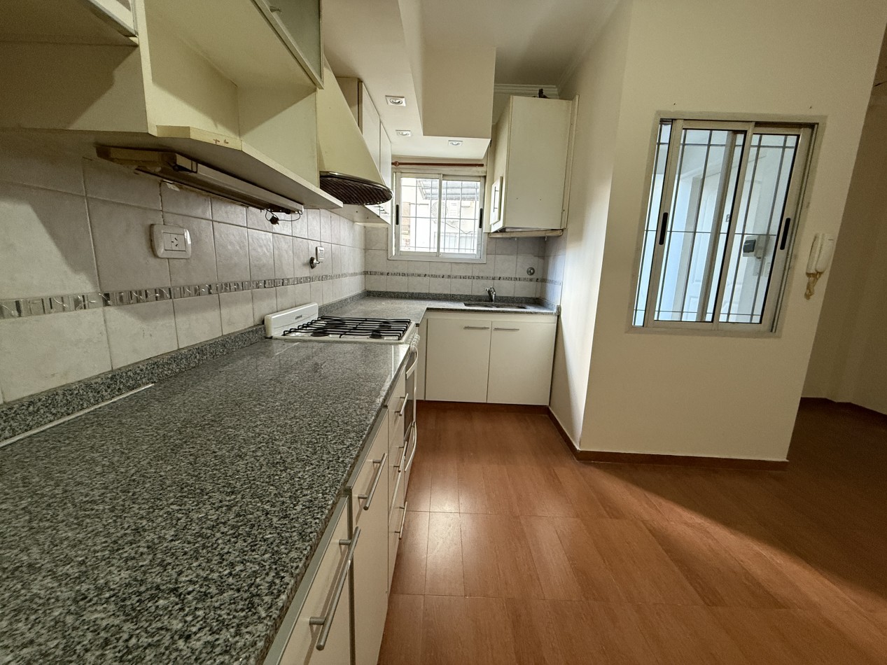 3 ambientes con patio y cochera en alquiler