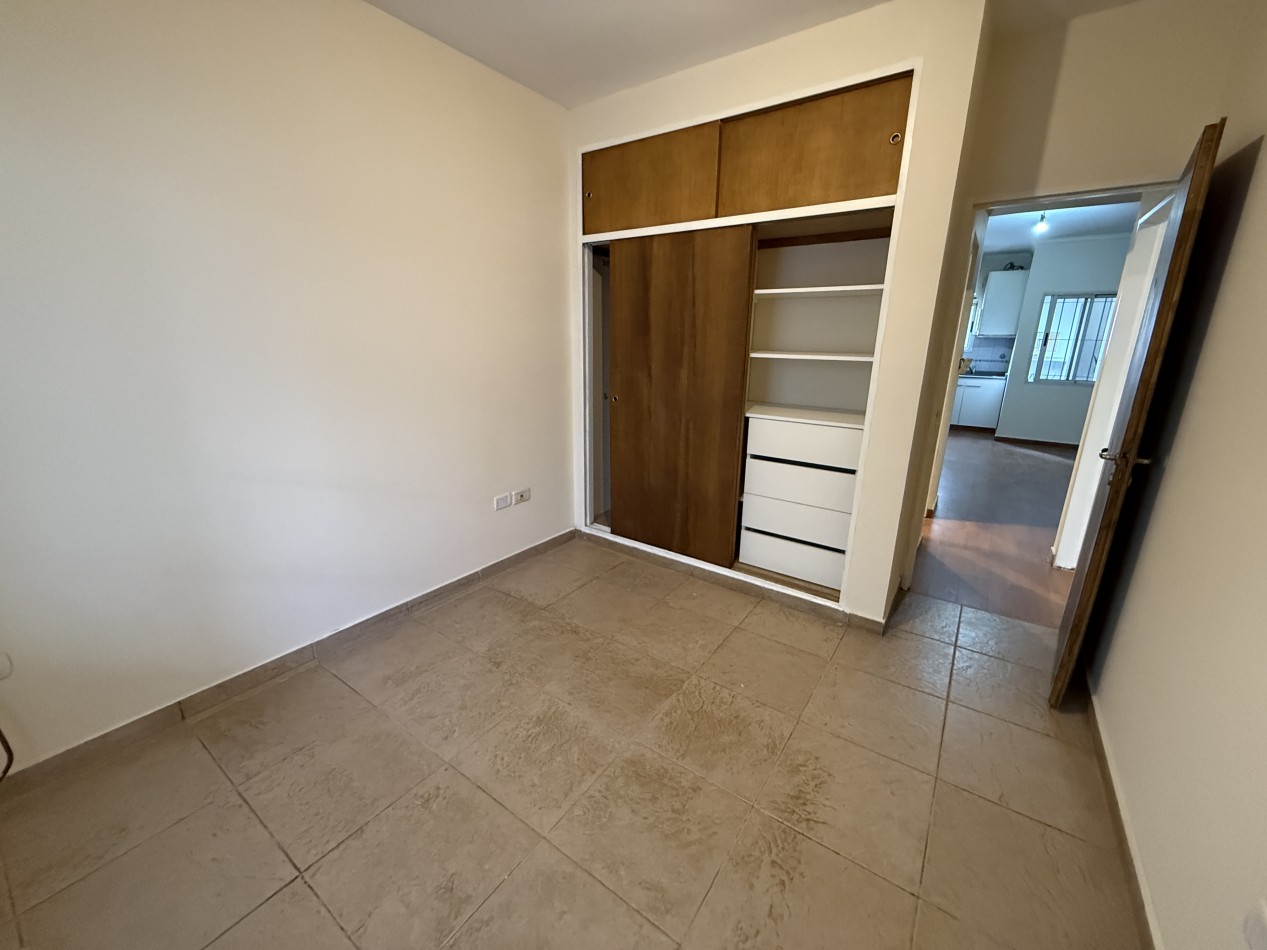 3 ambientes con patio y cochera en alquiler