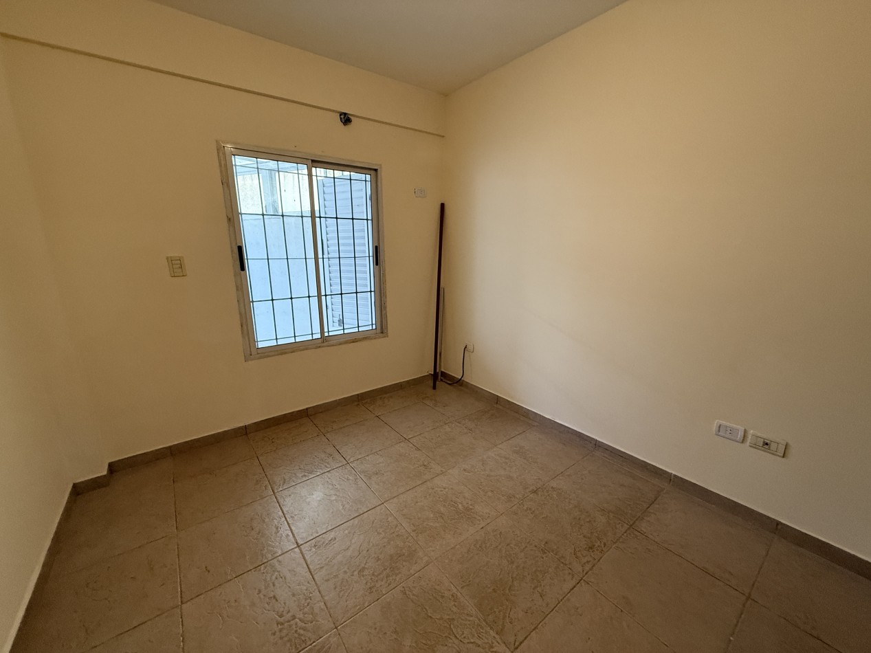 3 ambientes con patio y cochera en alquiler