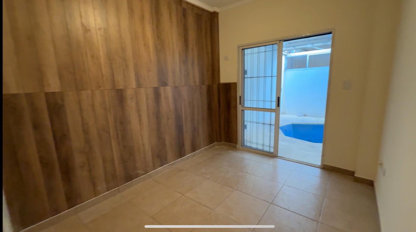 3 ambientes con patio y cochera en alquiler