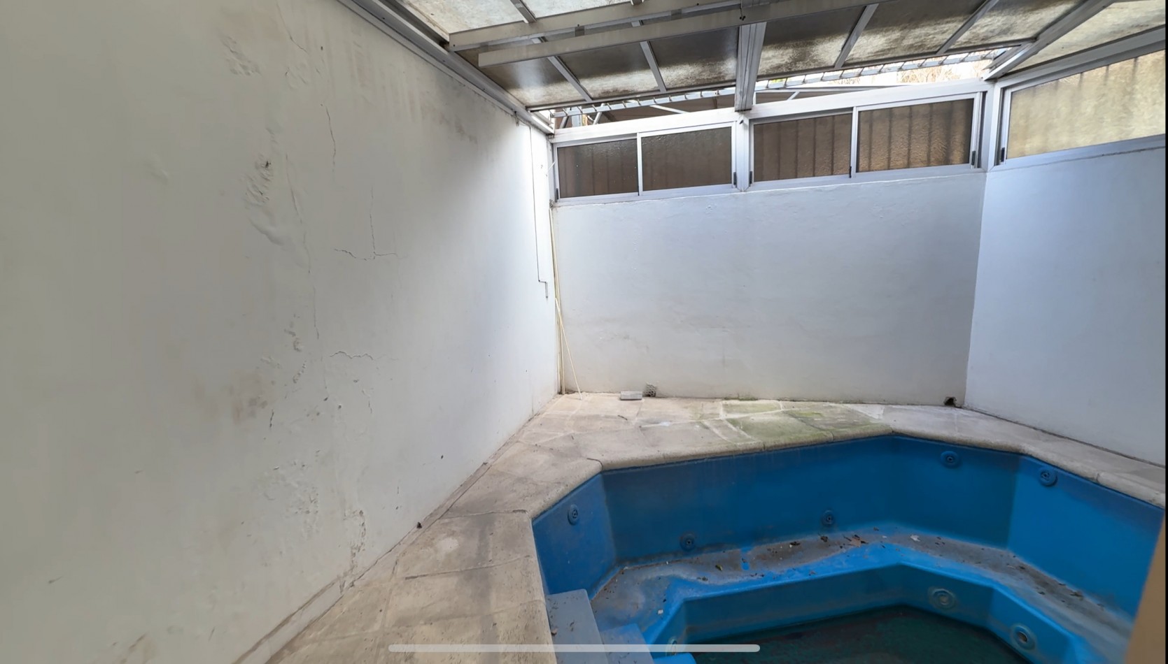 3 ambientes con patio y cochera en alquiler