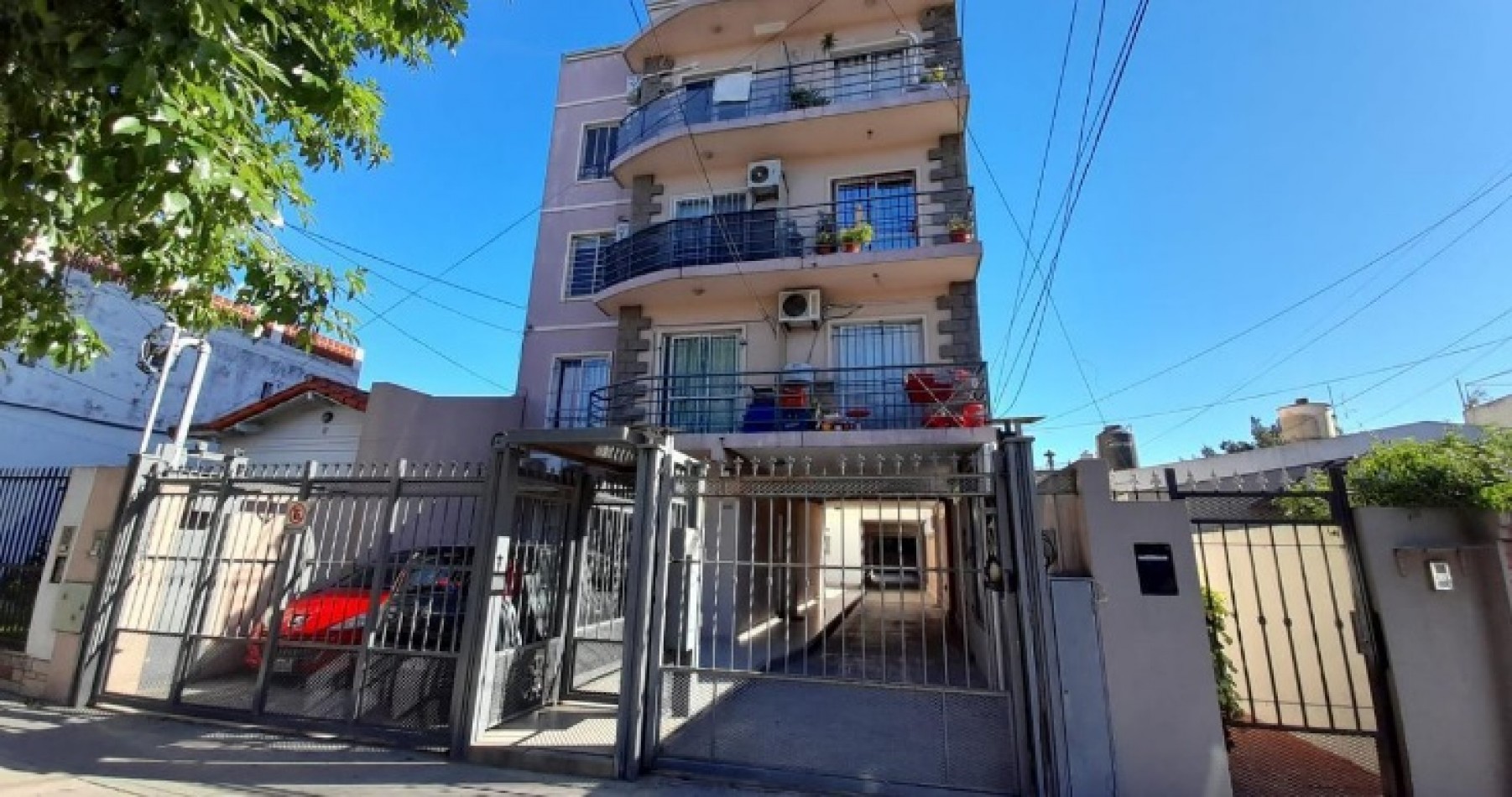 3 ambientes con patio y cochera en alquiler
