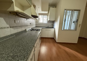 3 ambientes con patio y cochera en alquiler