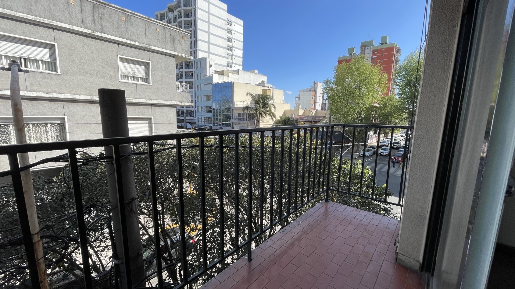  2 ambientes al frente con balcon sobre Av. de mayo 