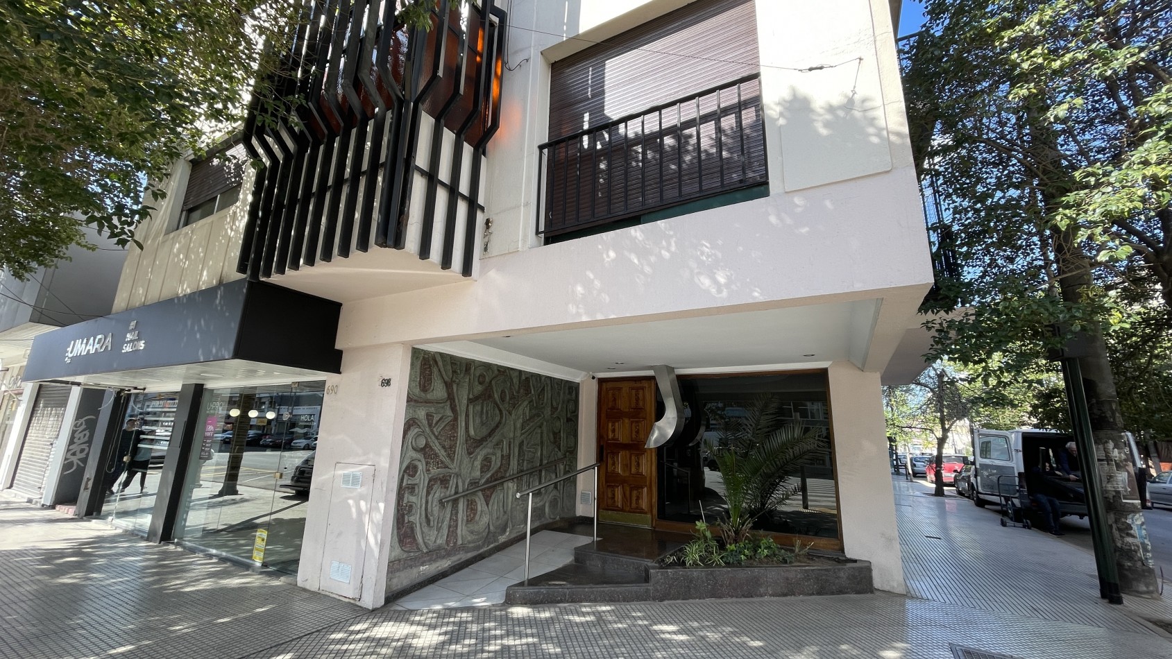  2 ambientes al frente con balcon sobre Av. de mayo 