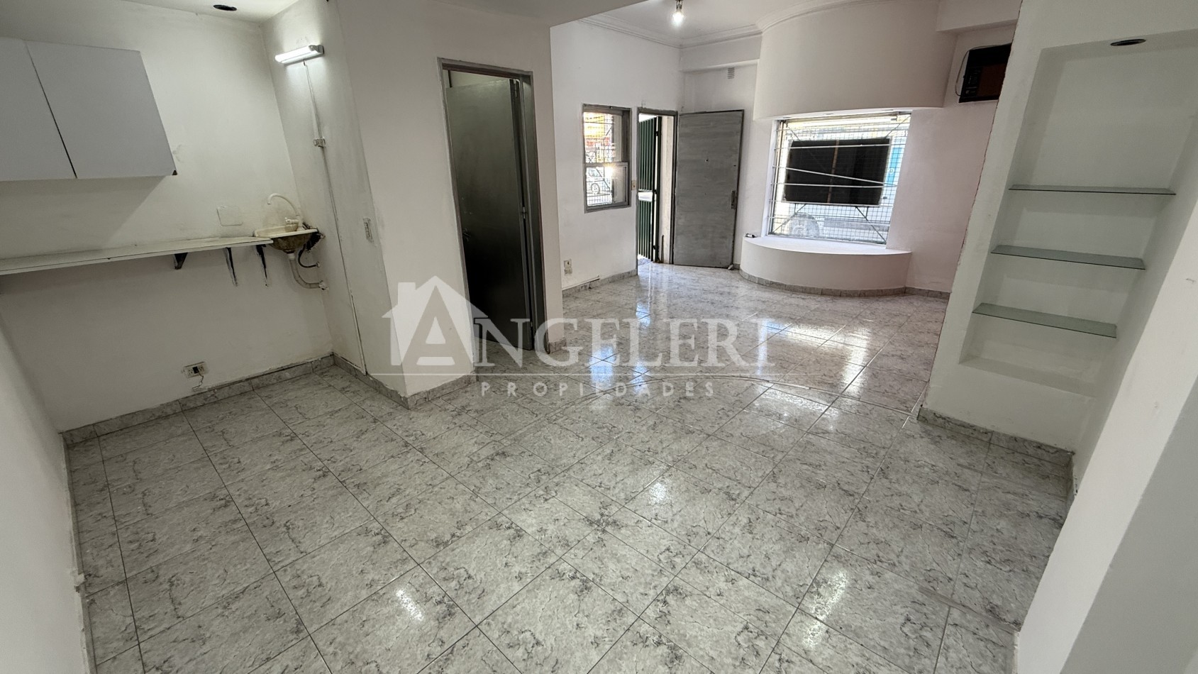 Venta de Local sobre Av. Gaona 